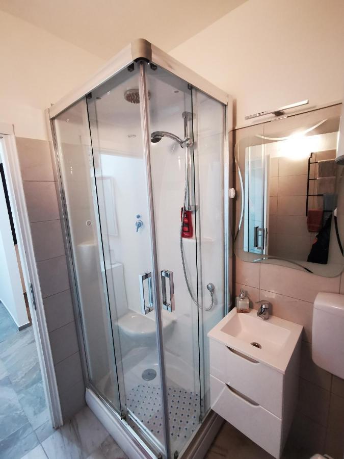 Ema Studio Apartman Karlovac Bagian luar foto