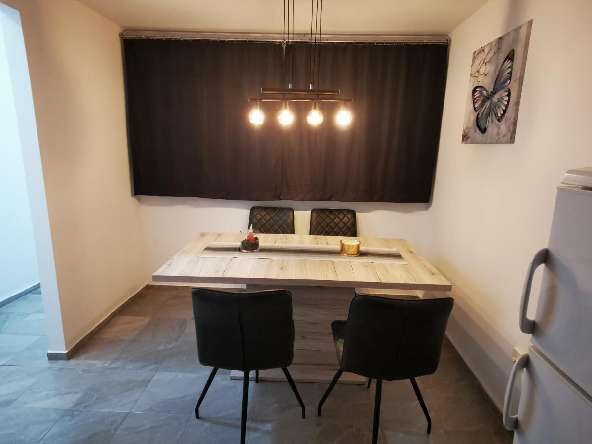 Ema Studio Apartman Karlovac Bagian luar foto