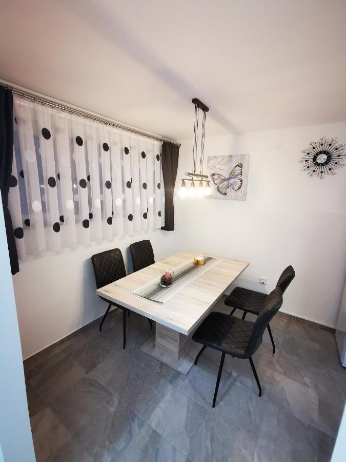 Ema Studio Apartman Karlovac Bagian luar foto